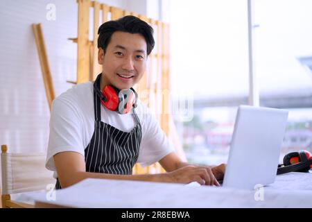 Zimmermannsarbeit in der Werkstatt. Produktkonzept für kleine Unternehmen und Handwerk. Stockfoto