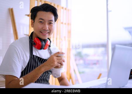 Zimmermannsarbeit in der Werkstatt. Produktkonzept für kleine Unternehmen und Handwerk. Stockfoto