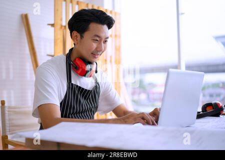 Zimmermannsarbeit in der Werkstatt. Produktkonzept für kleine Unternehmen und Handwerk. Stockfoto