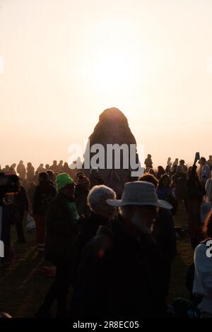 Salisbury, Großbritannien. 21. Juni 2023. Die Menschen versammeln sich am antiken Steinkreis Stonehenge und warten auf den Sonnenaufgang, um die Sommersonnenwende zu feiern, den längsten Tag des Jahres. (Foto: Joao Daniel Pereira/Sipa USA) Guthaben: SIPA USA/Alamy Live News Stockfoto