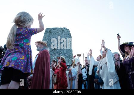 Salisbury, Großbritannien. 21. Juni 2023. Die Menschen versammeln sich am antiken Steinkreis Stonehenge und warten auf den Sonnenaufgang, um die Sommersonnenwende zu feiern, den längsten Tag des Jahres. (Foto: Joao Daniel Pereira/Sipa USA) Guthaben: SIPA USA/Alamy Live News Stockfoto