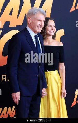 14. Juni 2023, Los Angeles, CA, USA: LOS ANGELES - 14. JUNI: Harrison Ford, Calista Flockhart bei Indiana Jones und The Dial of Destiny Los Angeles Premiere im El Capitan Theatre am 14. Juni 2023 in Los Angeles, CA (Kreditbild: © Kay Blake/ZUMA Press Wire) NUR REDAKTIONELLE VERWENDUNG! Nicht für den kommerziellen GEBRAUCH! Stockfoto