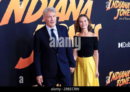 14. Juni 2023, Los Angeles, CA, USA: LOS ANGELES - 14. JUNI: Harrison Ford, Calista Flockhart bei Indiana Jones und The Dial of Destiny Los Angeles Premiere im El Capitan Theatre am 14. Juni 2023 in Los Angeles, CA (Kreditbild: © Kay Blake/ZUMA Press Wire) NUR REDAKTIONELLE VERWENDUNG! Nicht für den kommerziellen GEBRAUCH! Stockfoto