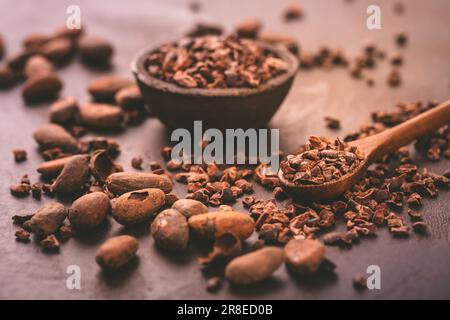 Bio-Kakaobohnen und Spitzen in einer kleinen Schüssel Stockfoto