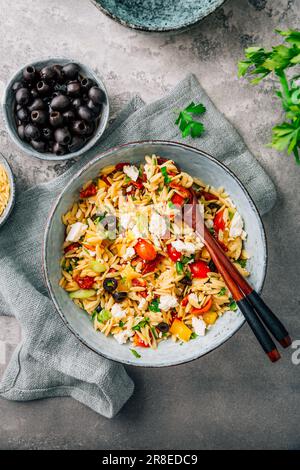 Hausgemachter Pasta-Salat mit Feta, Oliven, Tomaten Stockfoto