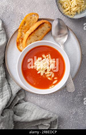 Griechische Tomatensuppe mit Orzo-Pasta und Ciabatta-Brot Stockfoto