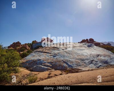 Tafraoute, Marokko - 05 17 2016: Die berühmten farbenfrohen Felsen in der Nähe von Tafraoute im Anti-Atlas-Gebirge Marokkos sind ein beliebtes Reiseziel Stockfoto