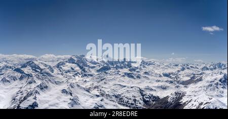 Luftlandschaft, aus einem Gleitflugzeug, der Bernina Range, von Osten gedreht im hellen Spätfrühlingslicht, Poschiavo, Schweiz Stockfoto