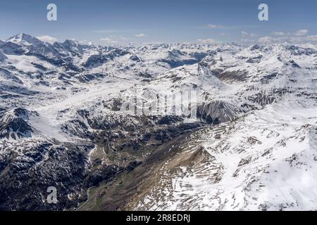 Luftlandschaft, aus einem Gleitflugzeug, von Bernina Pass Road, von Süden aufgenommen im hellen Spätfrühlingslicht, Poschiavo, Schweiz Stockfoto