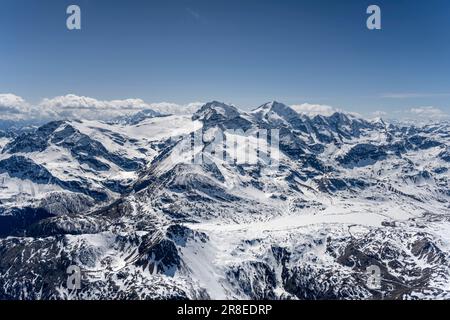 Luftlandschaft, aus einem Segelflugzeug, von Bianco Eissee am Bernina Pass, von Osten im hellen Spätfrühlingslicht, Poschiavo, Schweiz Stockfoto