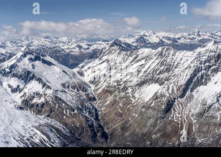 Luftlandschaft, von einem Segelflugzeug, des Muretto Gebirgspasses am Bernina Range, von Süden im hellen Spätfrühlingslicht, Sondrio, Italien Stockfoto