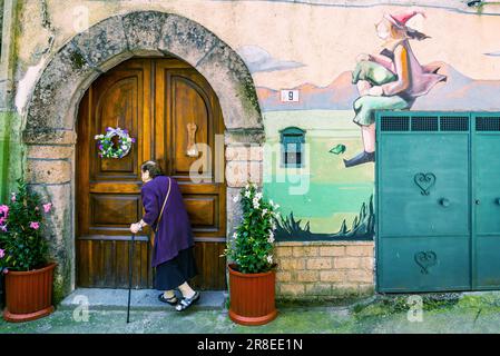 Valogno, Italien - 18. Juni 2023: Straßenbilder in Valogno, Provinz Caserta, Kampanien, Italien. Valogno ist ein kleines Dorf in der Nähe von Sessa Aurunca, berühmt Stockfoto