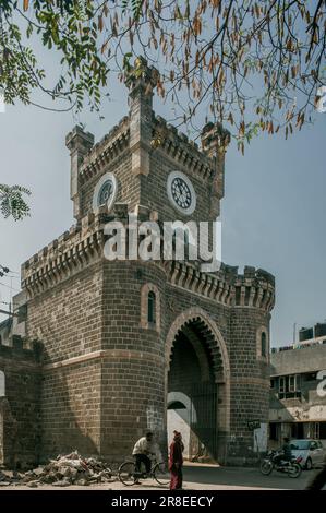 01 07 2009 Uhr altem Uhrenturm am Bedi-Tor naka mit schwarzem Stein, Rajkot Saurashtra Gujarat, Indien, Asien. Stockfoto