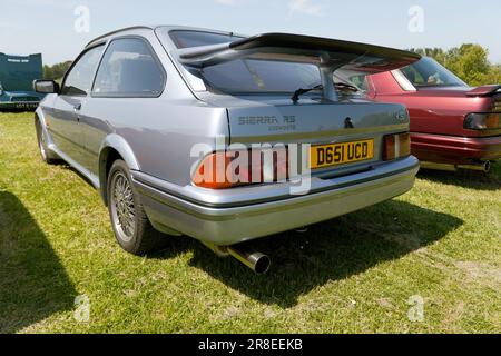 Dreiviertel Rückansicht eines Blue, 1986, Ford Sierra RS Cosworth, ausgestellt auf der Deal Classic Car Show 2023 Stockfoto