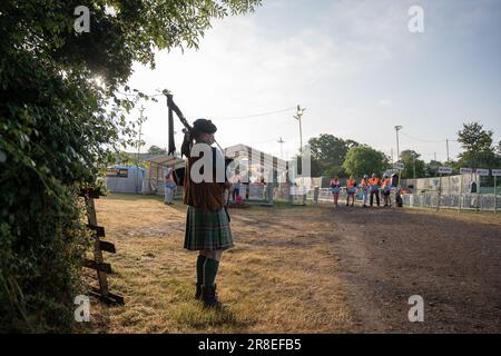 Glastonbury, UK, 2023, die Tore öffnen sich und die Menschenmassen treffen beim Glastonbury Festival ein, 2023 - Mittwoch, 21. Juni 2023 Guthaben: Scott Gouldsbrough/Alamy Live News Stockfoto