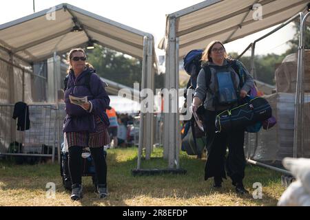 Glastonbury, UK, 2023, die Tore öffnen sich und die Menschenmassen treffen beim Glastonbury Festival ein, 2023 - Mittwoch, 21. Juni 2023 Guthaben: Scott Gouldsbrough/Alamy Live News Stockfoto