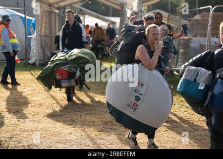 Glastonbury, UK, 2023, die Tore öffnen sich und die Menschenmassen treffen beim Glastonbury Festival ein, 2023 - Mittwoch, 21. Juni 2023 Guthaben: Scott Gouldsbrough/Alamy Live News Stockfoto