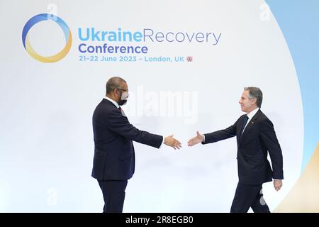 Außenminister James cleverly (links) begrüßt US-Außenminister Anthony Blinken zur Ukraine Recovery Conference, die im InterContinental London - O2 im Osten Londons stattfindet. Bilddatum: Mittwoch, 21. Juni 2023. Stockfoto