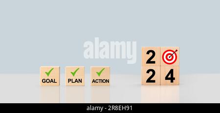 2024 Aktionsplan. Würfel mit Text 2024, Plan, Ziel, Aktion. To-do-Liste und Planung für nächstes Jahr. Neujahrsziele 2024. Beginn des neuen Jahres. Ziele, Planung, Stockfoto