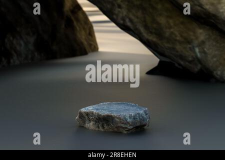 Steinpodium mit Felsen im Freien, pastellfarbene Wüstenlandschaft. Natürliche Schönheit Kosmetik oder gesunde Produktaufstellung Podest Stockfoto