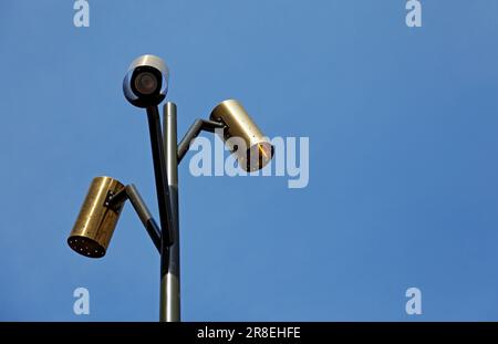 Straßenbeleuchtung aus Bronze mit drei Lichtquellen Stockfoto