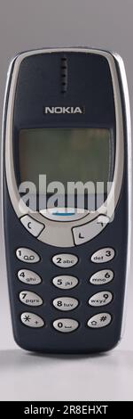 Georgia Tiflis 22. August 2022: Original Nokia 3310 in blauem Umschlag auf grauem Hintergrund Stockfoto