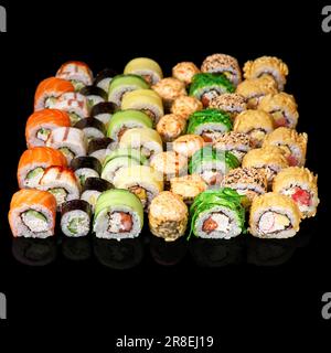 Set mit verschiedenen Sushi-Brötchen. Banner mit Speisekarte für das Restaurant „Ready Square“. Stockfoto