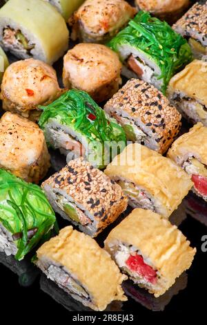 Set mit verschiedenen Sushi-Brötchen. Banner mit Speisekarte für das Restaurant „Ready Square“. Stockfoto