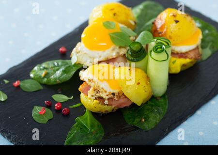 Kartoffelburger mit Wachtelei Stockfoto