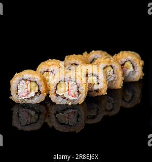 Heiß gebratene Sushi-Brötchen und Maki mit Garnelen, Tempura Ebi. Frittiert. Sushi-Menü. Schließen Stockfoto