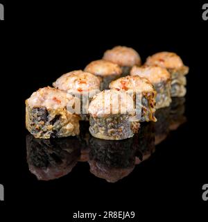 Maki gebratenes Hosomaki-Sushi mit frischem Lachs, philadelphia-Käse und Teriyaki-Sauce auf schwarzem Hintergrund mit Reflexion Stockfoto