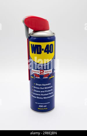 Irvine, Schottland, Großbritannien - 02. Februar 2023: Mehrzweckspray der Marke WD-40 in einer 450ml ml komprimierten Blechdose mit Kunststoffabzug und Stroh. Stockfoto