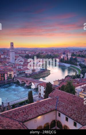 Verona, Italien. Unvergleichliches Stadtbild von Verona, Italien bei Sonnenuntergang. Stockfoto