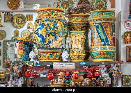 Traditioneller sizilianischer Keramikshop in Santo Stefano di Camastra. Teller, Becher, Büsten, Vasen, farbige Behälter und handgefertigte Produkte. Sizilien Stockfoto