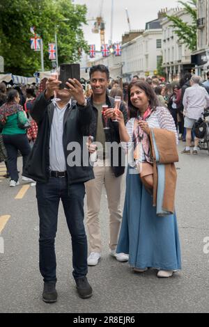 Asiatische Familiengruppe UK, machen Sie ein Selfie mit PlastikChampagne Picknick Gläsern. Die Kings Road, Platinum Jubilee Street Party. Chelsea, London, England 4. Juni 2022. 2020er Jahre HOMER SYKES Stockfoto