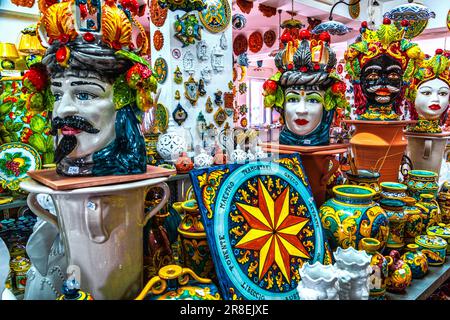 Traditioneller sizilianischer Keramikshop in Santo Stefano di Camastra. Teller, Becher, Büsten, Vasen, farbige Behälter und handgefertigte Produkte. Sizilien Stockfoto