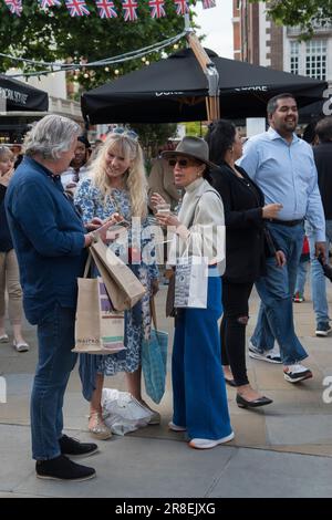 Chelsea, London, England, 4. Juni 2022. Die Kings Road, Platinum Jubilee Street Party, die den Krisenappell des britischen Roten Kreuzes in der Ukraine unterstützt. Die Kings Road ist teilweise für den Verkehr gesperrt, die Menschenmassen der Einheimischen und Touristen genießen das Sommerwetter. Die Einheimischen plaudern und trinken Champagner auf dem Duke of York Square. Stockfoto