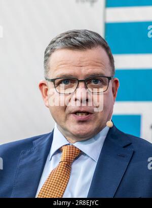 Petteri Orpo führte vor den finnischen Parlamentswahlen 2023 eine Podiumsdiskussion mit Parteiführern durch, die von den Medien gesponsert wurde. Stockfoto