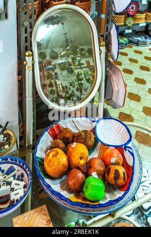 Traditioneller sizilianischer Keramikshop in Santo Stefano di Camastra. Teller, Becher, Büsten, Vasen, farbige Behälter und handgefertigte Produkte. Sizilien Stockfoto