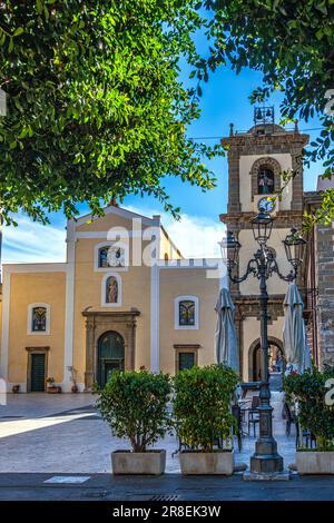 Die Hauptkirche, die San Nicola di Bari gewidmet ist, befindet sich im historischen Zentrum von Santo Stefano di Camastra. Provinz Messina, Sizilien, Italien, Europa Stockfoto