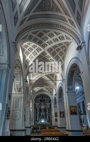 Die reich verzierten Kreuzgewölbe der Hauptkirche von Santo Stefano di Camastra. Provinz Messina, Sizilien, Italien, Europa Stockfoto