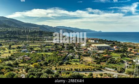 Die Landschaft, die man vom Belvedere di Porta Palermo aus sehen kann, die Landschaft und Küsten Siziliens mit Blick auf das Tyrrhenische Meer. Santo Stefano Stockfoto