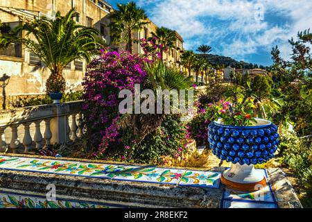 Geschnitzter Handlauf mit Keramikmuster und mit blauem Becken mit Kaktus in der Stadt Santo Stefano di Camastra Stockfoto