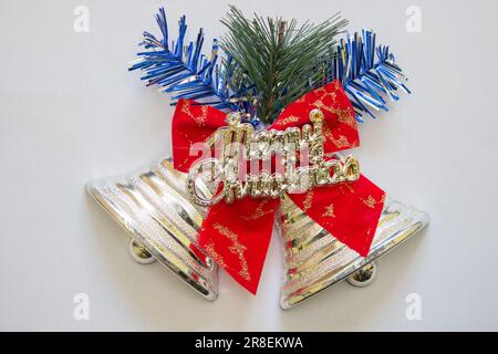 Dekorierte Weihnachtsglocke mit der Inschrift von Fröhliche weihnachten Stockfoto
