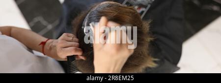 Friseur färbt Haare von Frauen im Schönheitssalon. Draufsicht Stockfoto