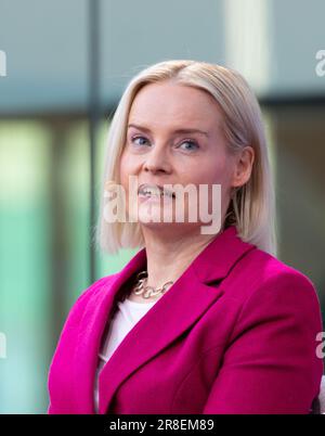 Riikka Purra, Wahlkampf in einer Podiumsdiskussion mit Parteiführern vor den finnischen Parlamentswahlen 2023. Stockfoto