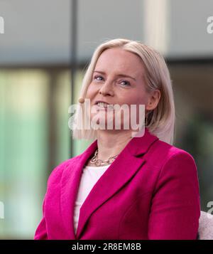 Riikka Purra, Wahlkampf in einer Podiumsdiskussion mit Parteiführern vor den finnischen Parlamentswahlen 2023. Stockfoto