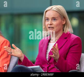 Riikka Purra, Wahlkampf in einer Podiumsdiskussion mit Parteiführern vor den finnischen Parlamentswahlen 2023. Stockfoto