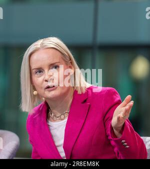 Riikka Purra, Wahlkampf in einer Podiumsdiskussion mit Parteiführern vor den finnischen Parlamentswahlen 2023. Stockfoto