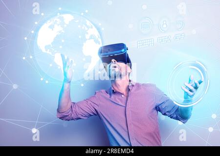 Creative 3D Collage Bild alter Geschäftsmann verwendet VR Brille Future Hi-Tech Download Computerdaten analysieren weltweite Statistiken Stockfoto
